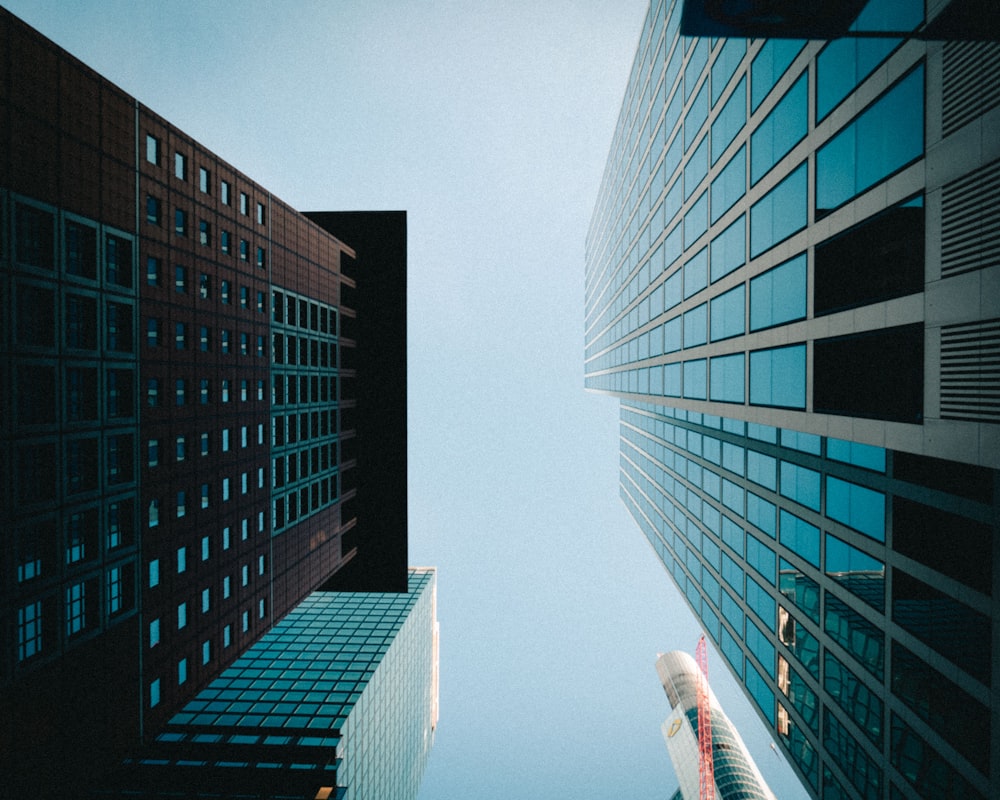 Photographie en contre-plongée d’un immeuble de grande hauteur