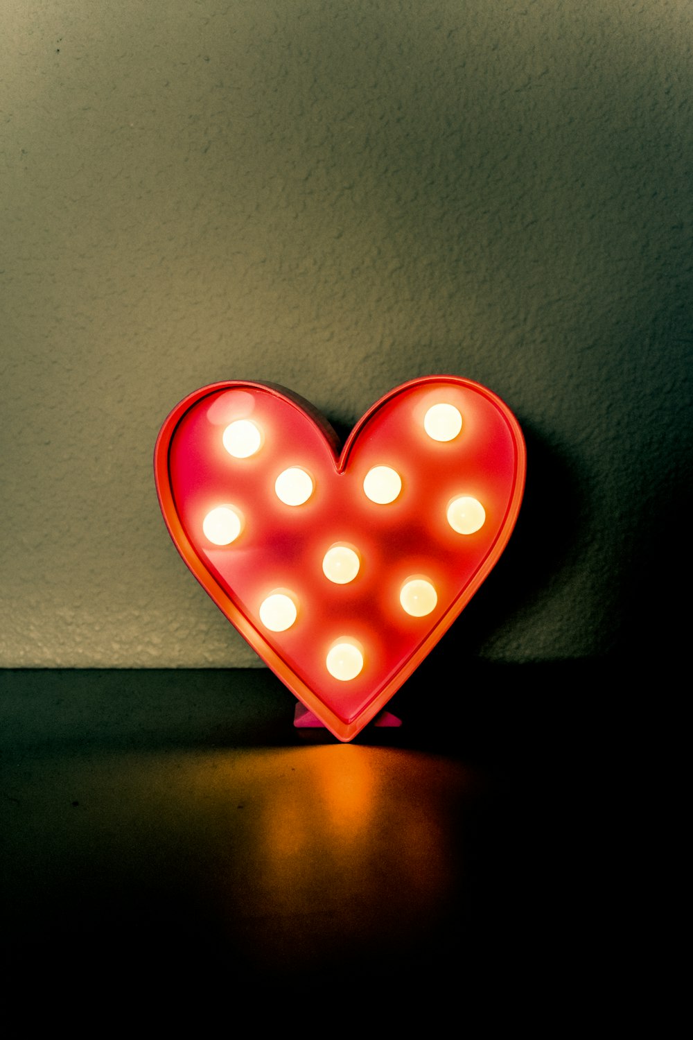 Rotes und weißes LED-beleuchtetes Herzdekor