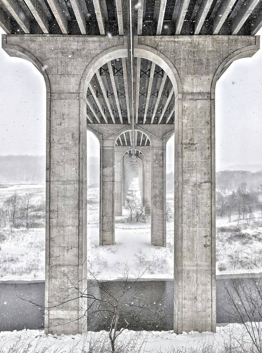 ponte in cemento grigio con neve