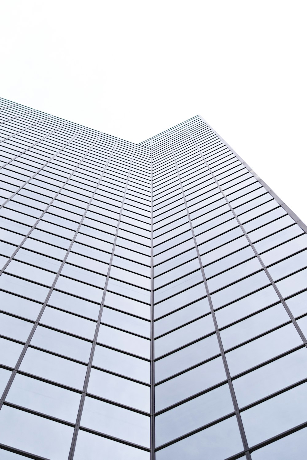 유리 고층 건물의 로우 앵글 사진