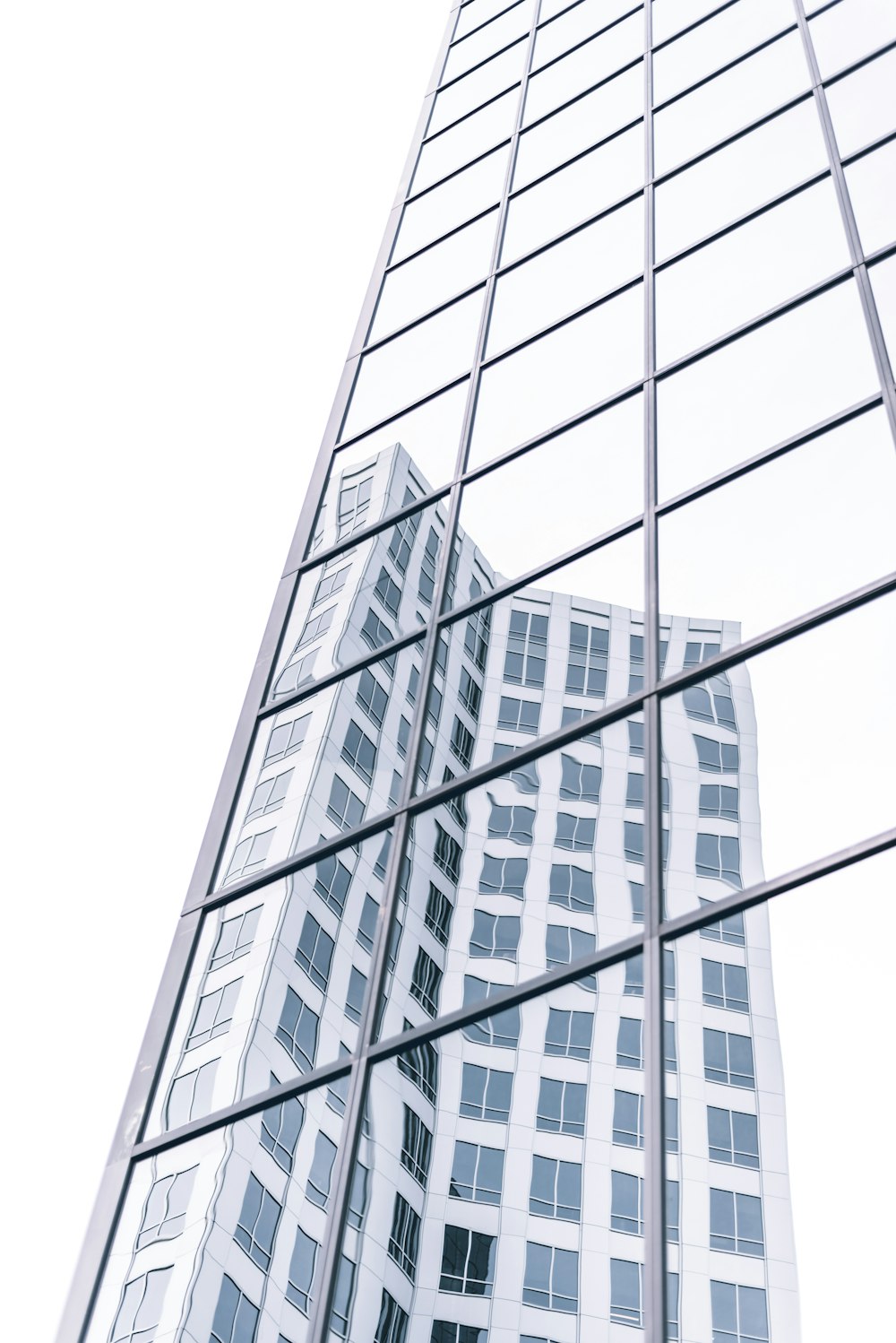 Photographie en contre-plongée d’un bâtiment en verre
