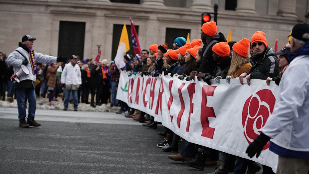 Des gens qui manifestent dans la rue