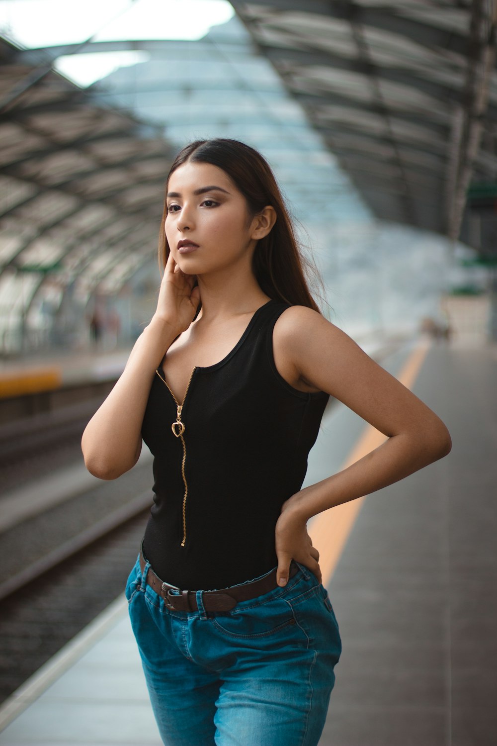 Fotografia de foco seletivo da mulher ao lado da estação de trem