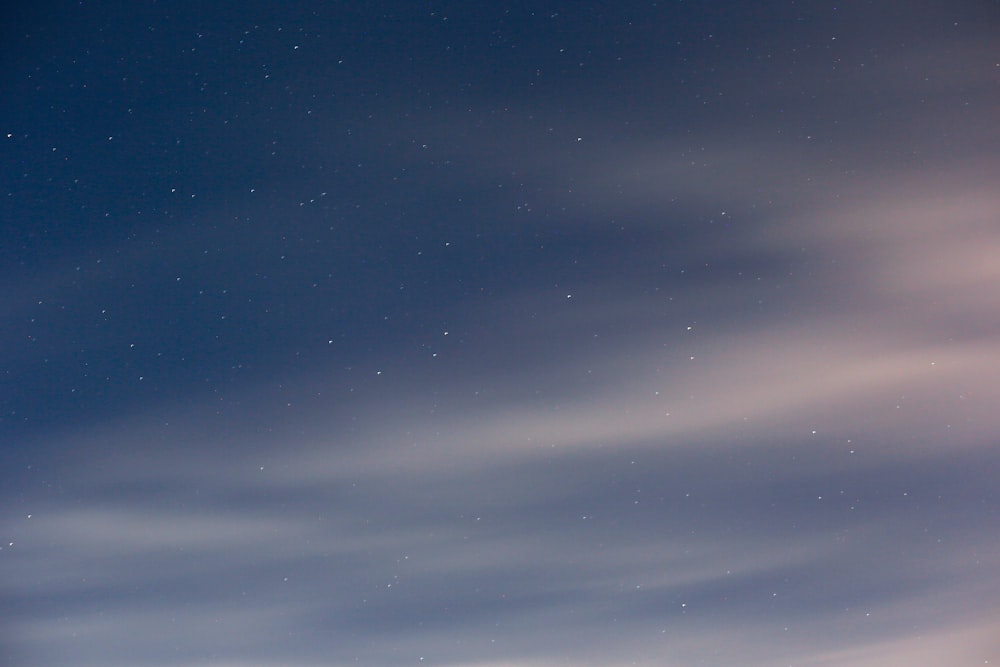 Weiße Wolken und blauer Himmel