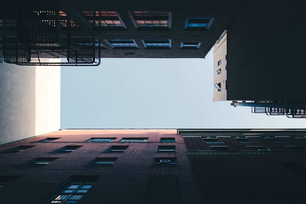 Fotografía de ángel bajo del edificio de hormigón marrón