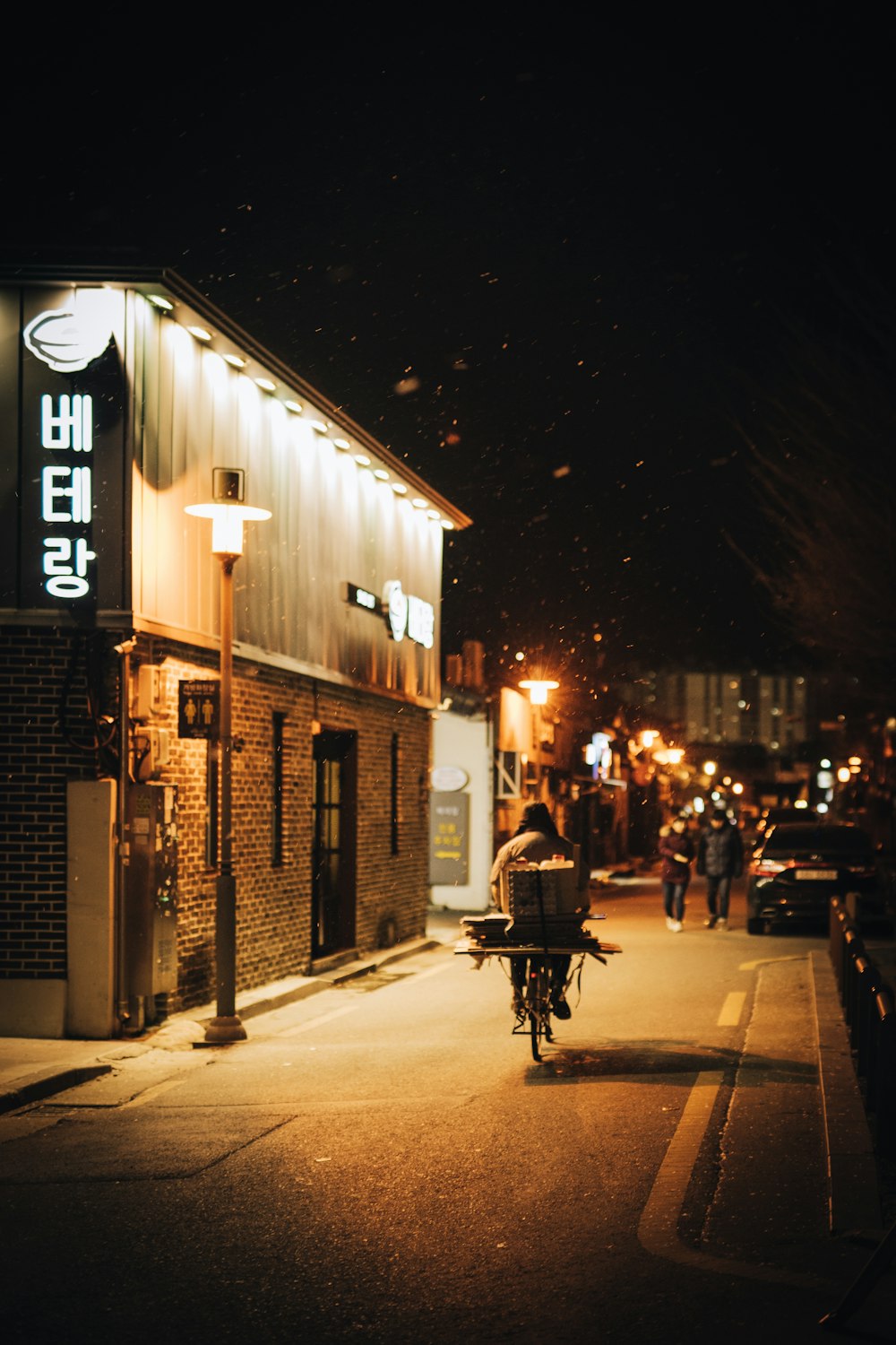 灯柱の近くの韓国の家