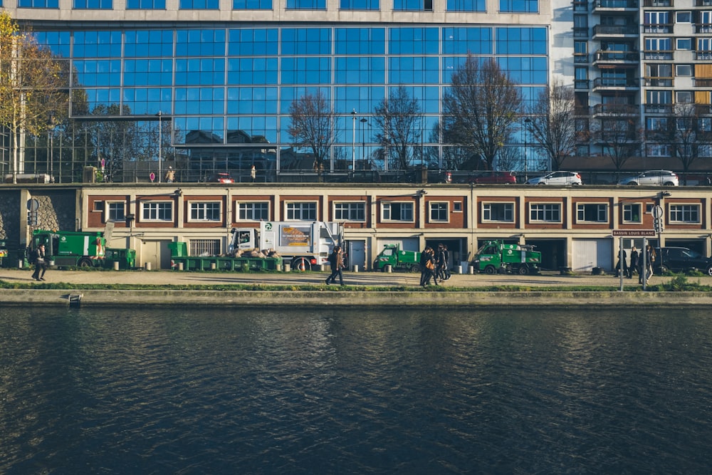 Betongebäude in der Nähe von Gewässern und Bäumen