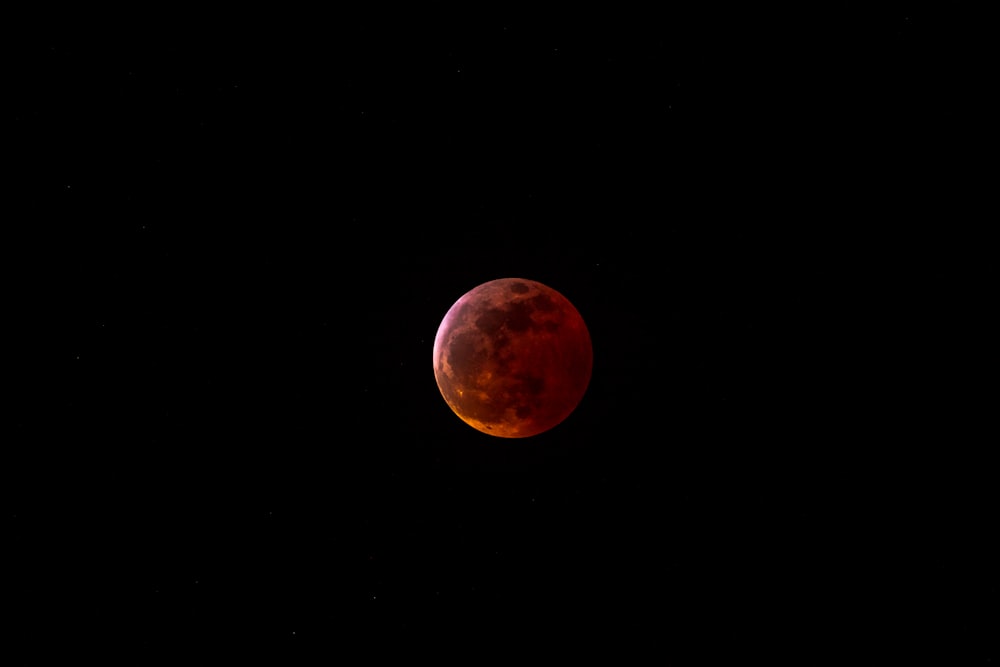 vue rouge de la pleine lune