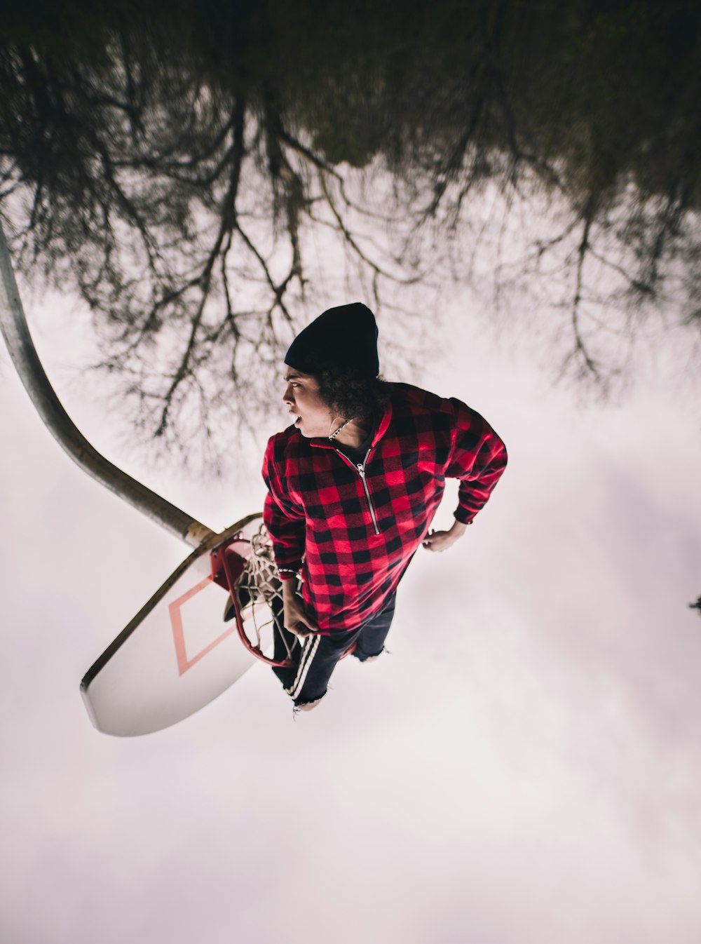 Mann macht Stunt auf Basketballkorb