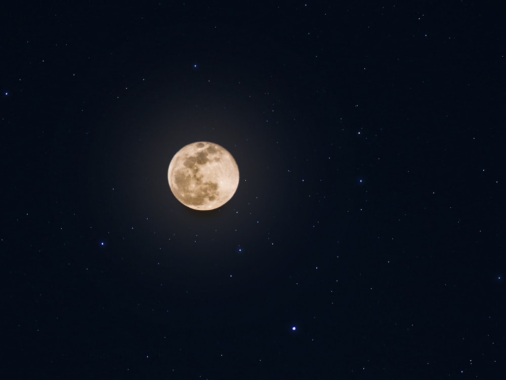 Luna piena e stelle luminose nel cielo notturno