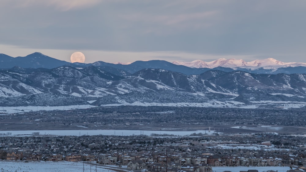 曇り空の下の雪に覆われた山々の風景写真