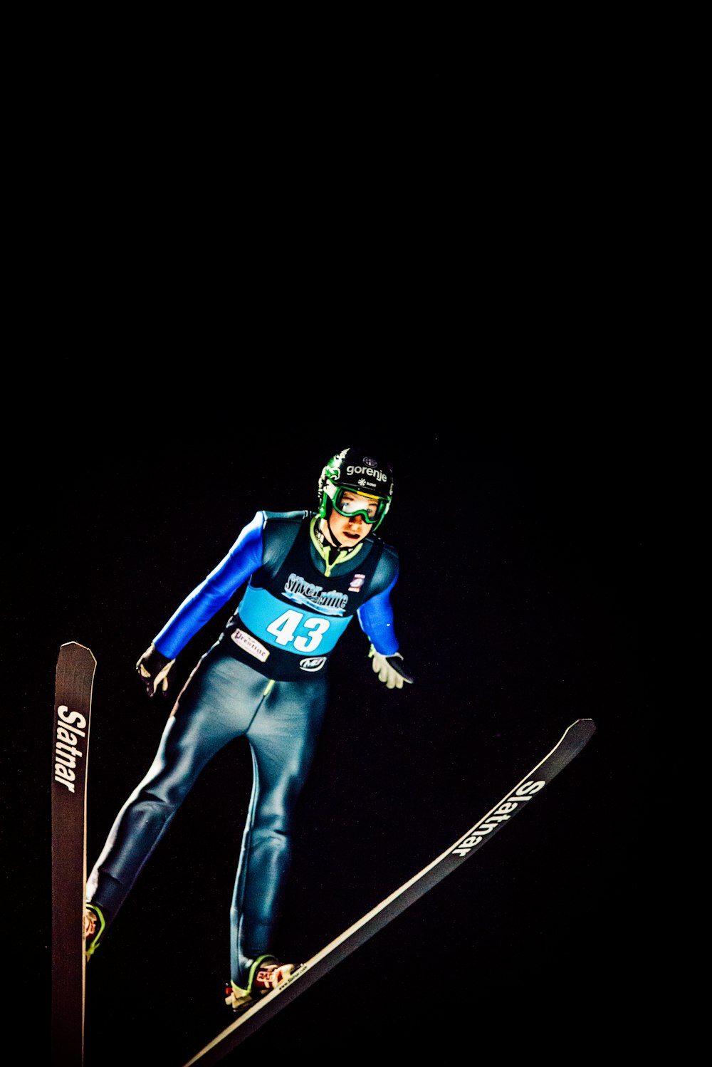 Mann fährt Skikufen Illustration