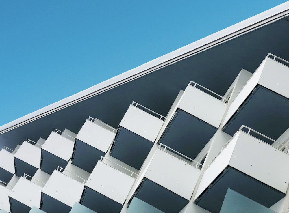 Edificio pintado de blanco bajo el cielo azul