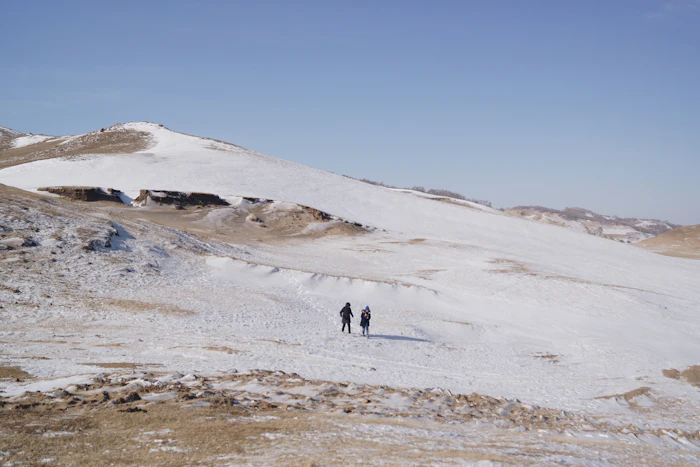 Deux personnes en trekking dans les montagnes de Mongolie