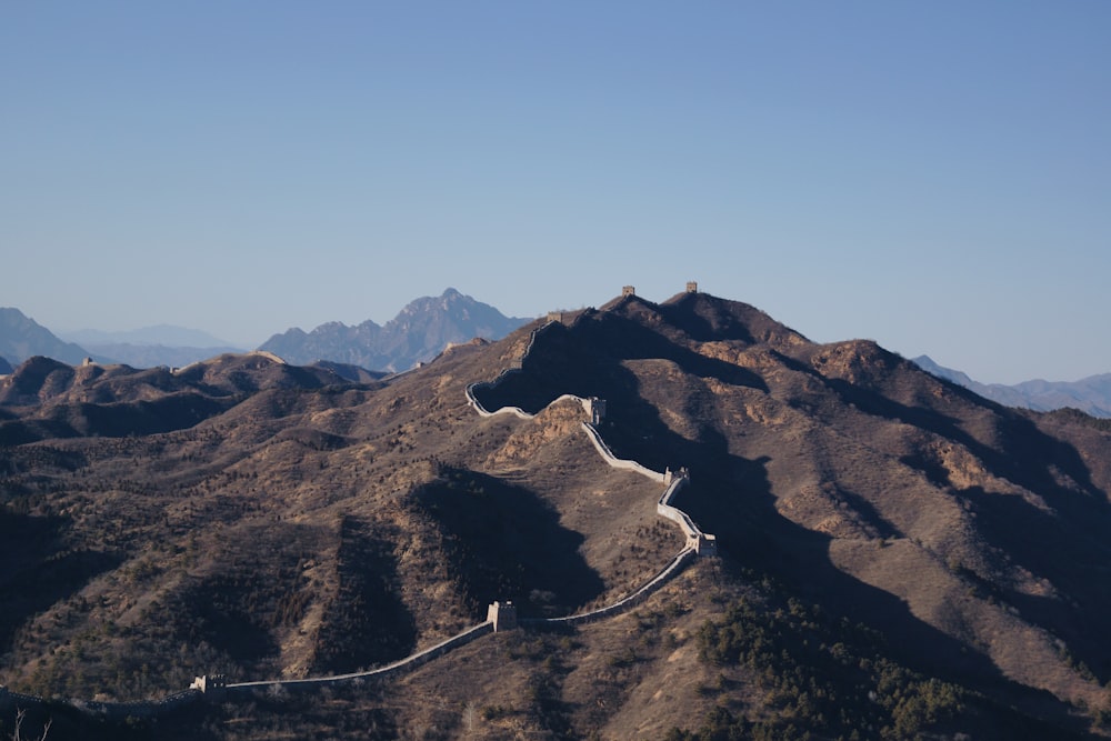 Montaña marrón bajo el cielo azul