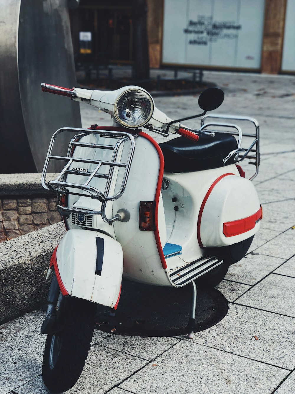 scooter do motor branco e vermelho na fotografia do foco