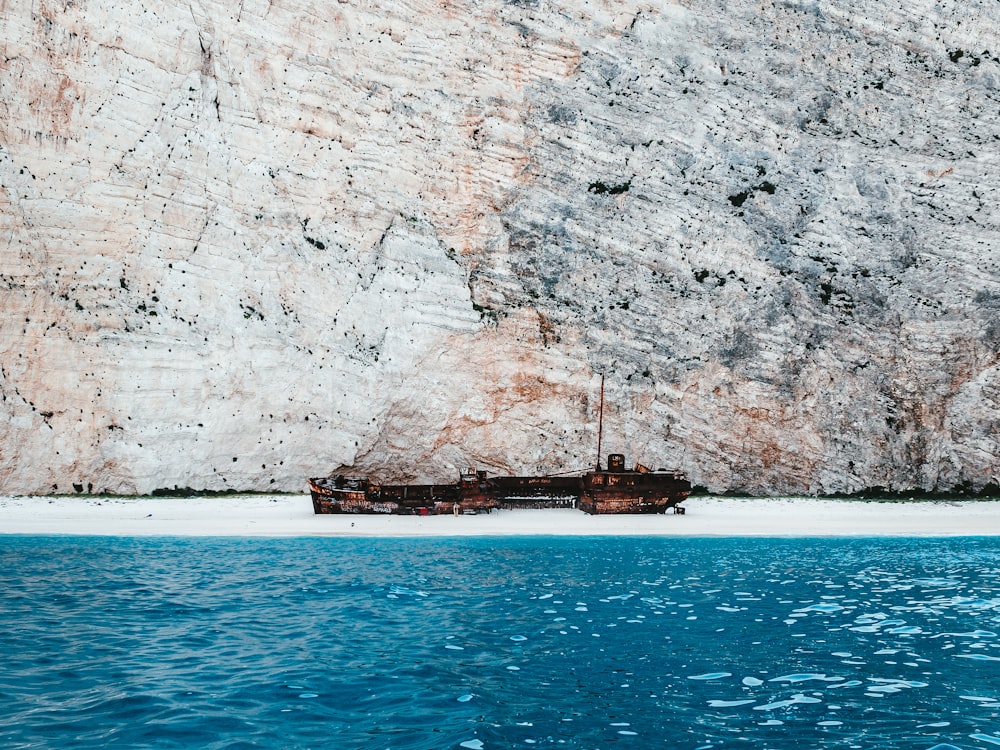 nave portacontainer in riva al mare