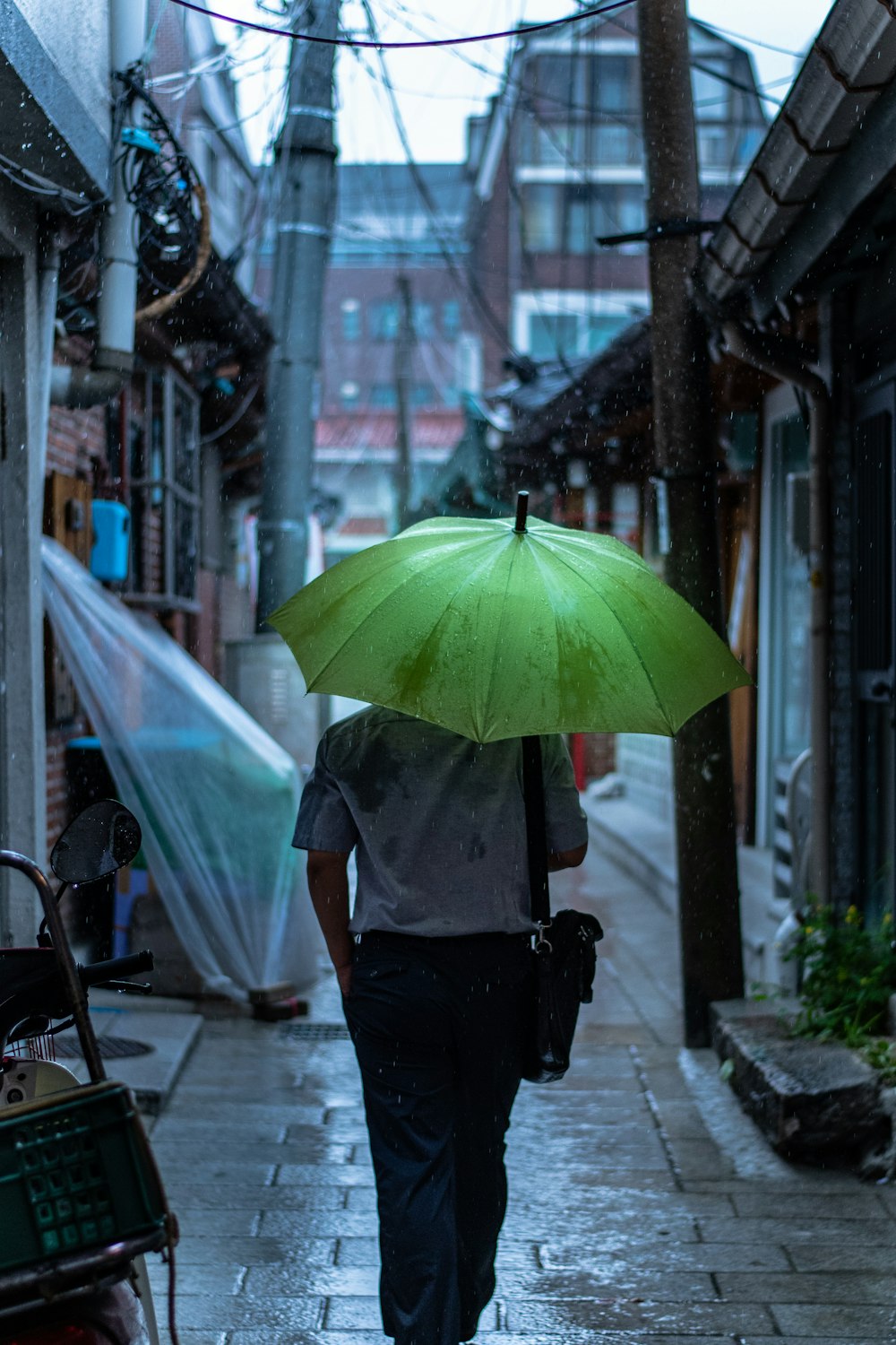 낮에 비가 오면서 걷는 사람