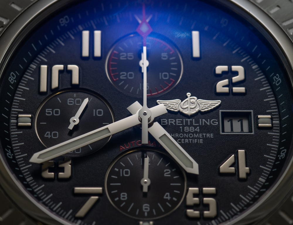 orologio cronografo Breitling rotondo grigio e nero a 4:42