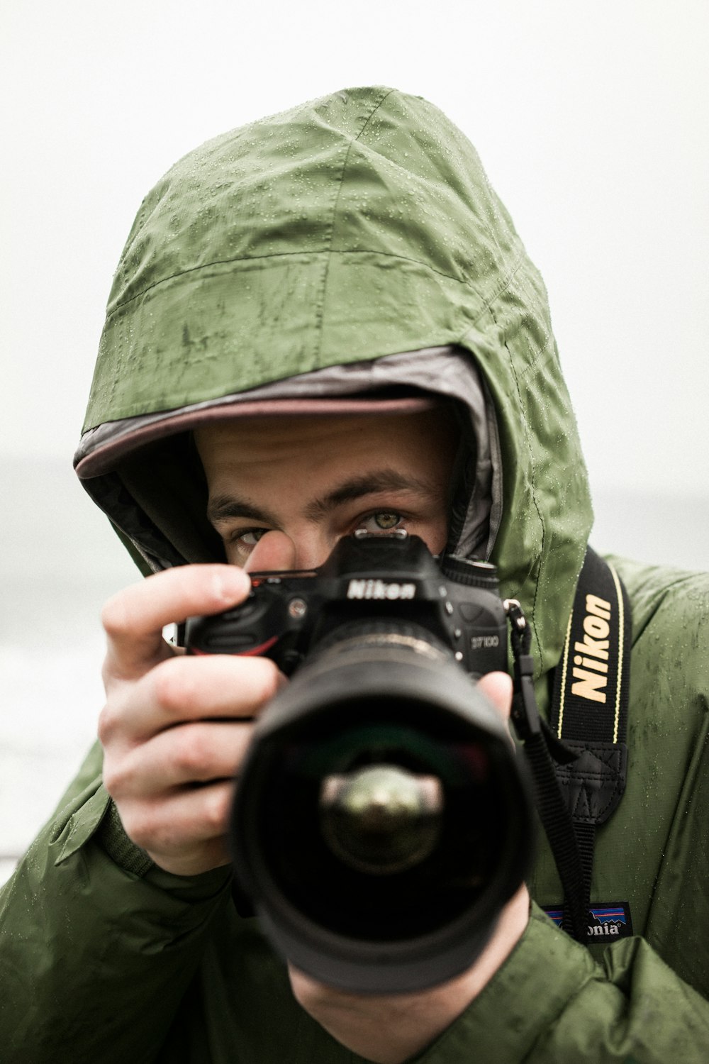 hombre sosteniendo una cámara DSLR Nikon