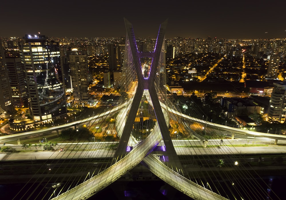 Autopista en espiral por la noche