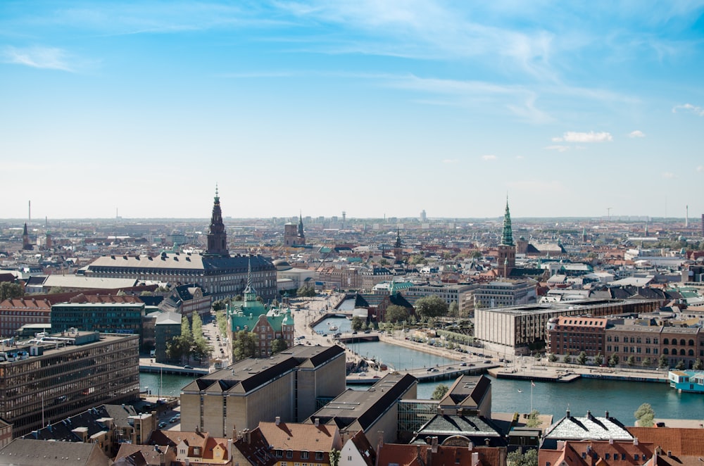 See zwischen Stadt unter blauem Himmel während des Tages