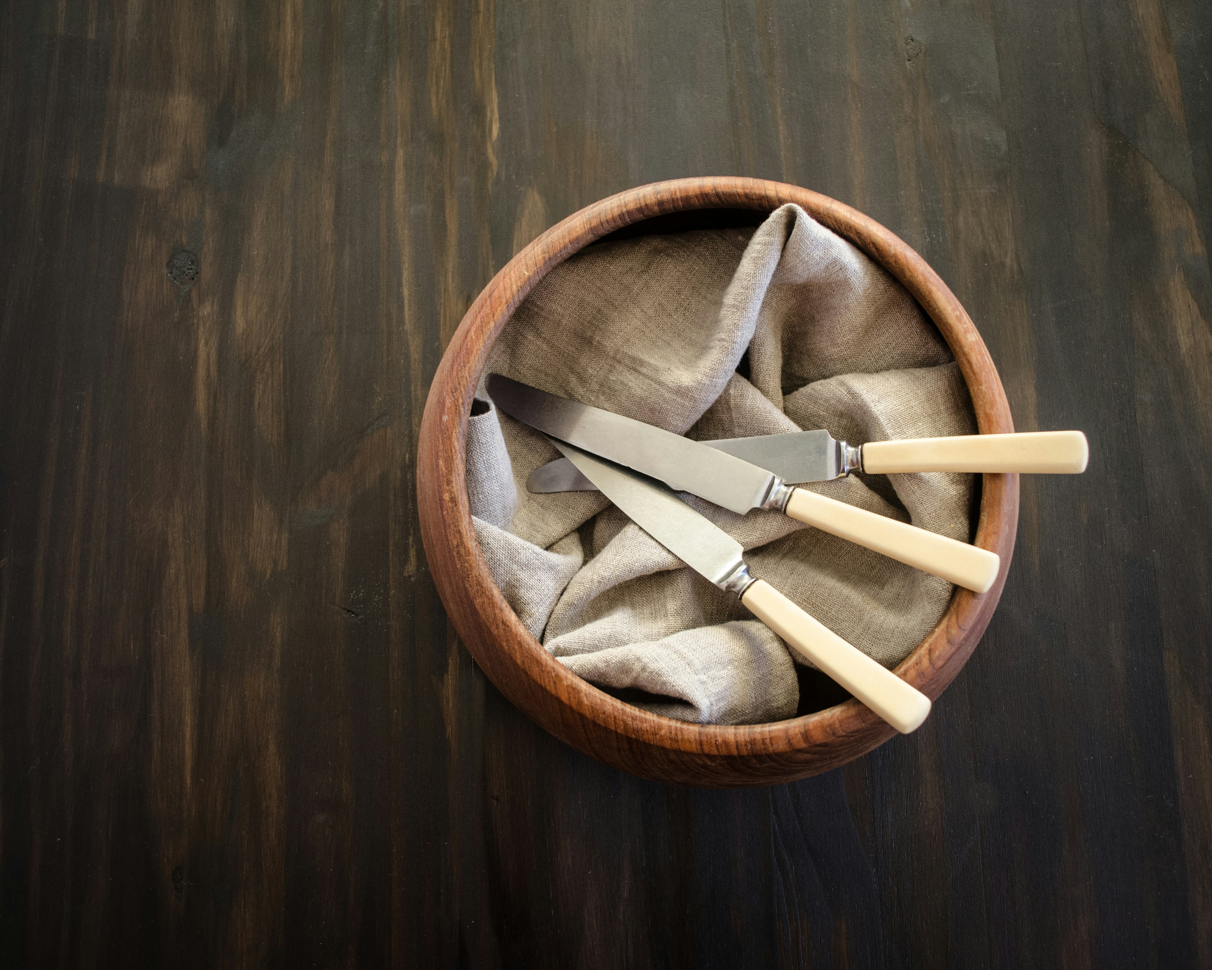 breadknife in brown pot
