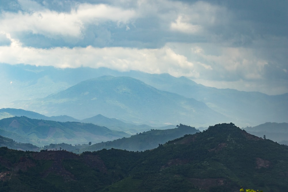 Paisagem foto montanhas durante o dia