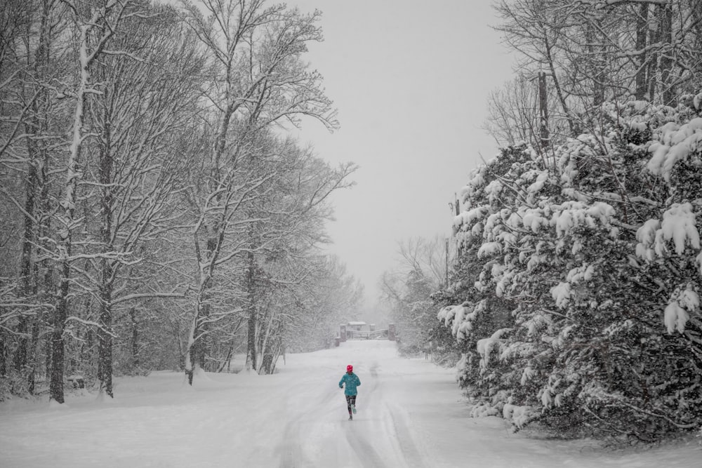 persona che fa jogging su un sentiero innevato