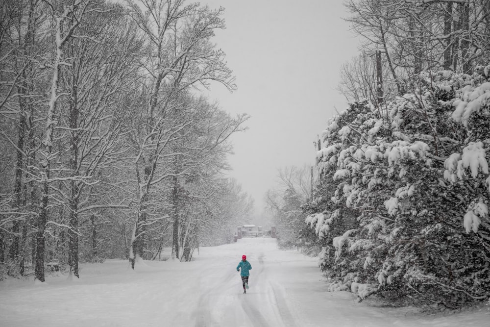 Persona trotando en el camino cubierto de nieve