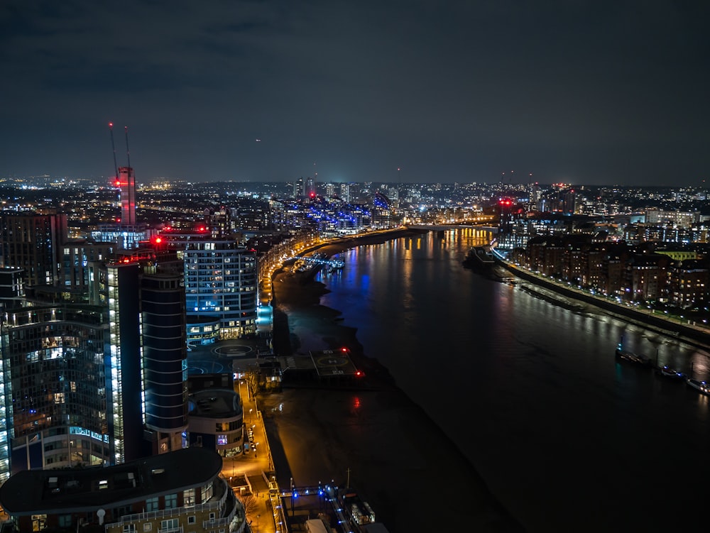 Luftaufnahmen von Stadtgebäuden mit Fluss bei Nacht