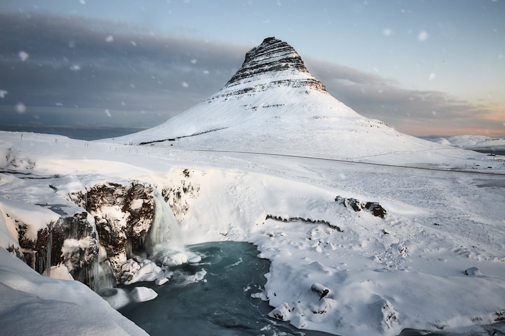 낮 동안 눈으로 덮인 아이슬란드의 키르큐펠포스