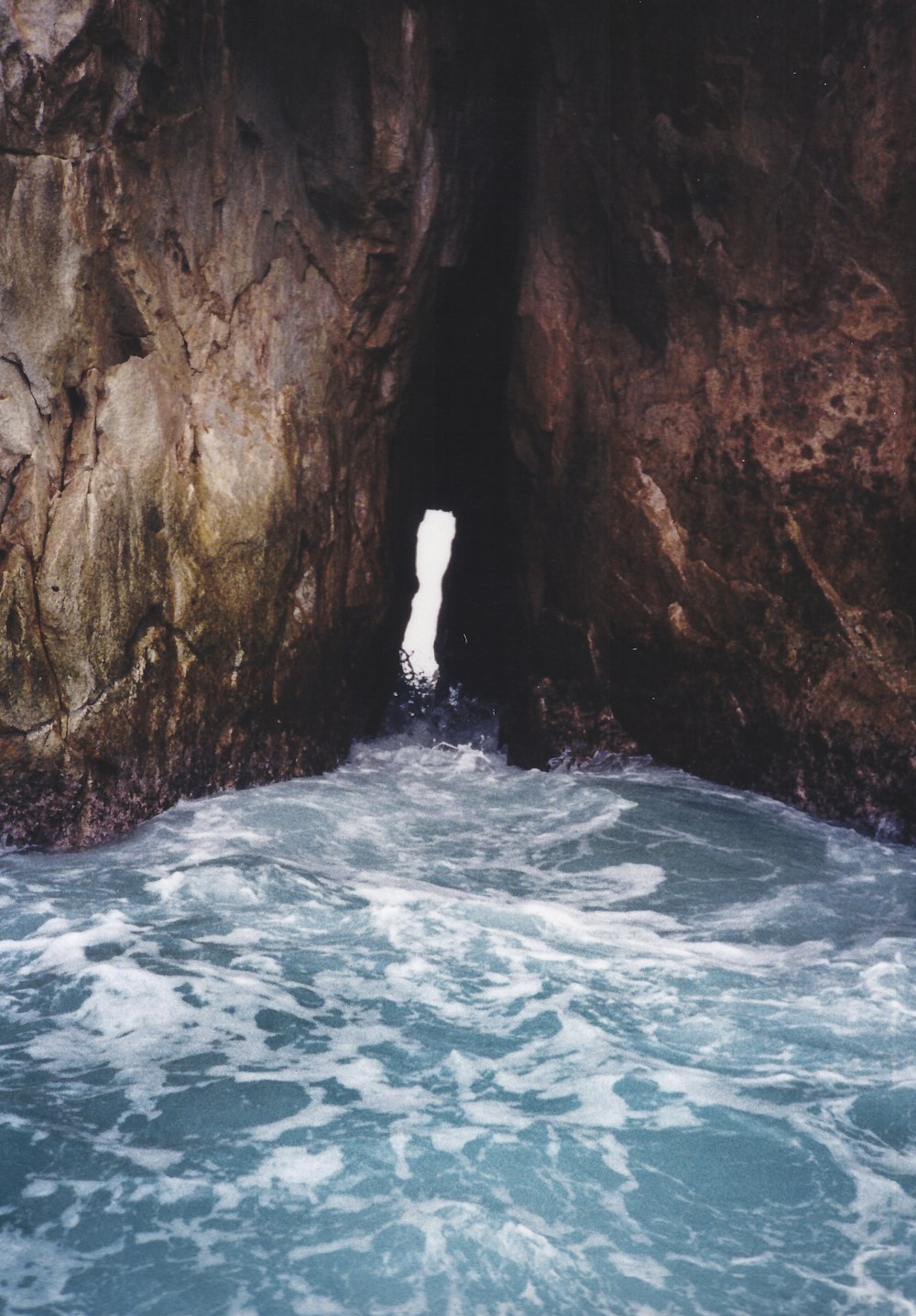 Cuerpo de agua bajo la cueva