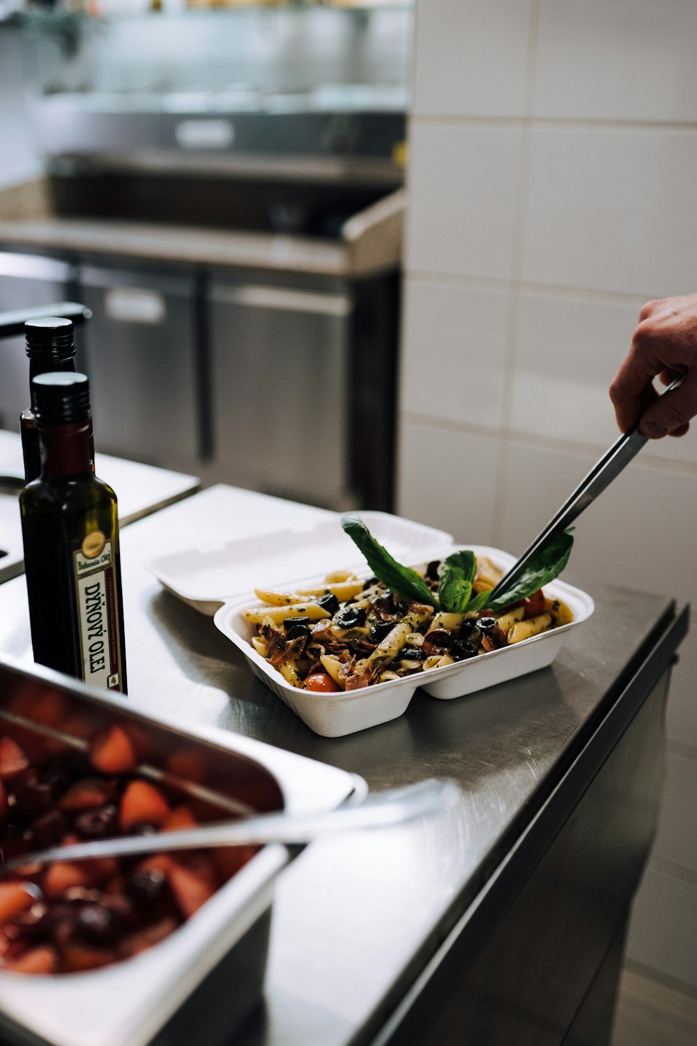 Gekochtes Essen auf weißem Einwegteller auf dem Tisch