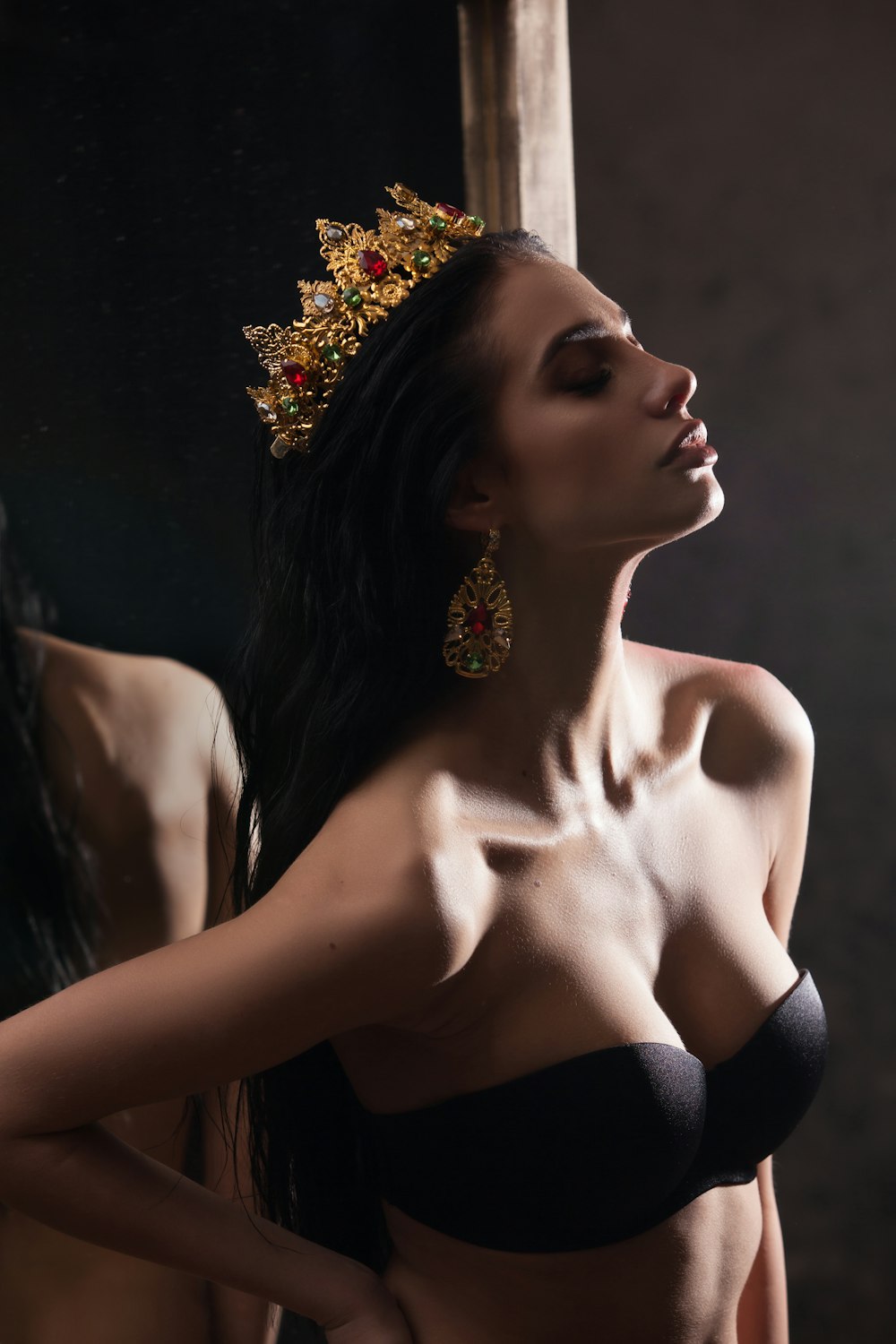 Mujer con sujetador negro y corona dorada