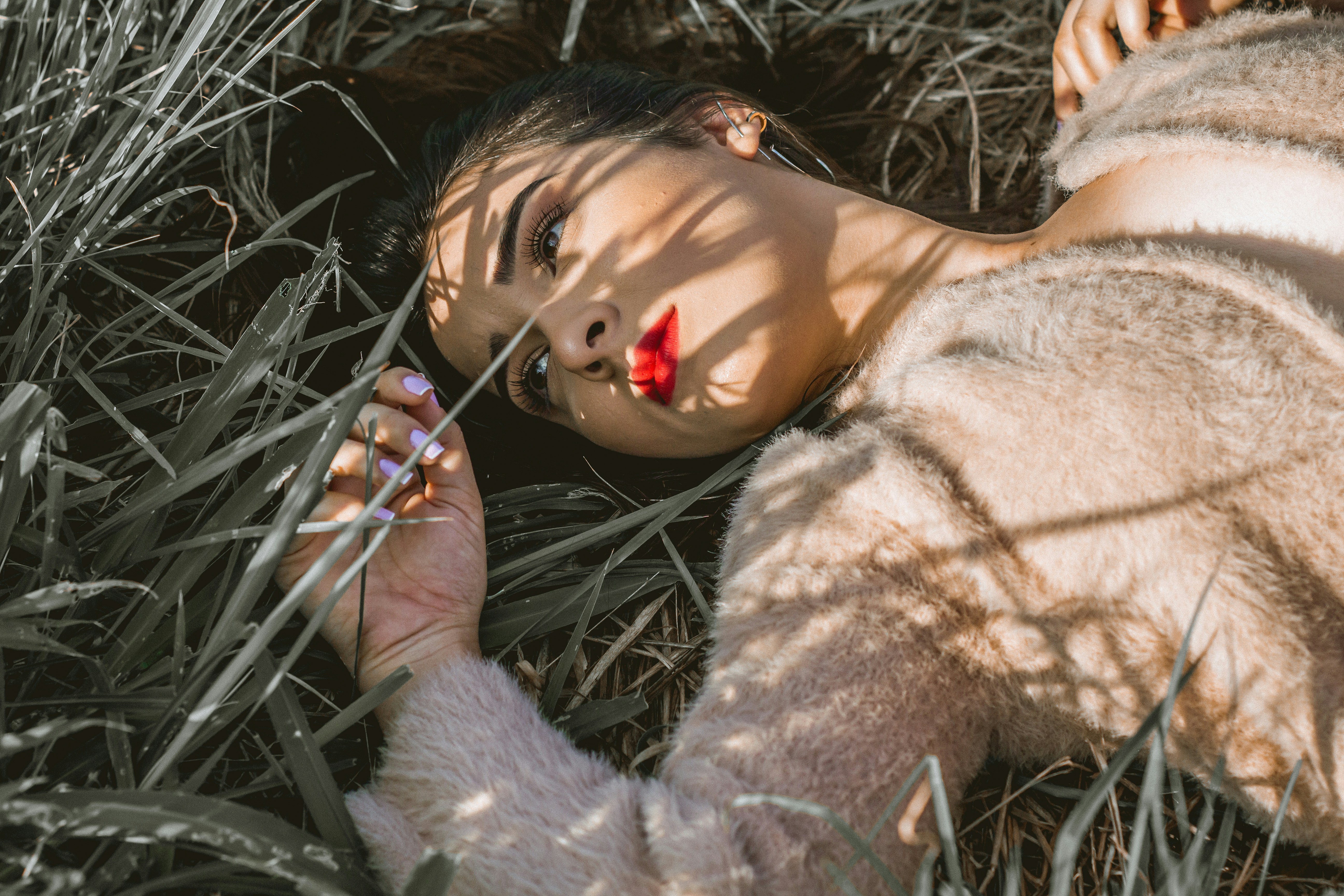 mulher vestindo cardigan de pele marrom