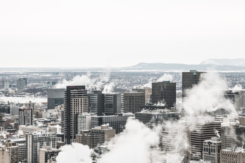 Una vista de una ciudad con mucho humo saliendo de ella