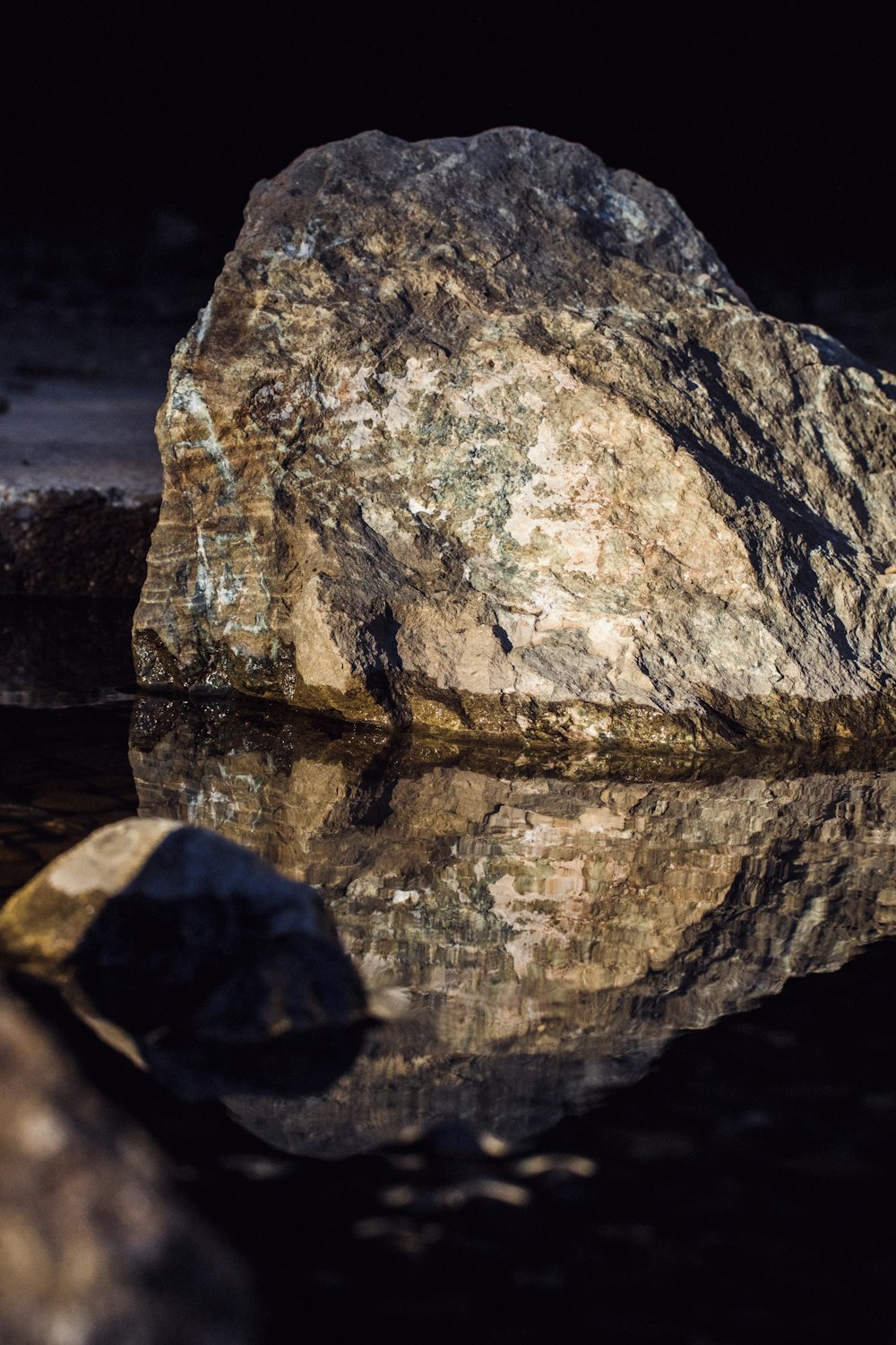 close-up photography of rock formation during nighttime