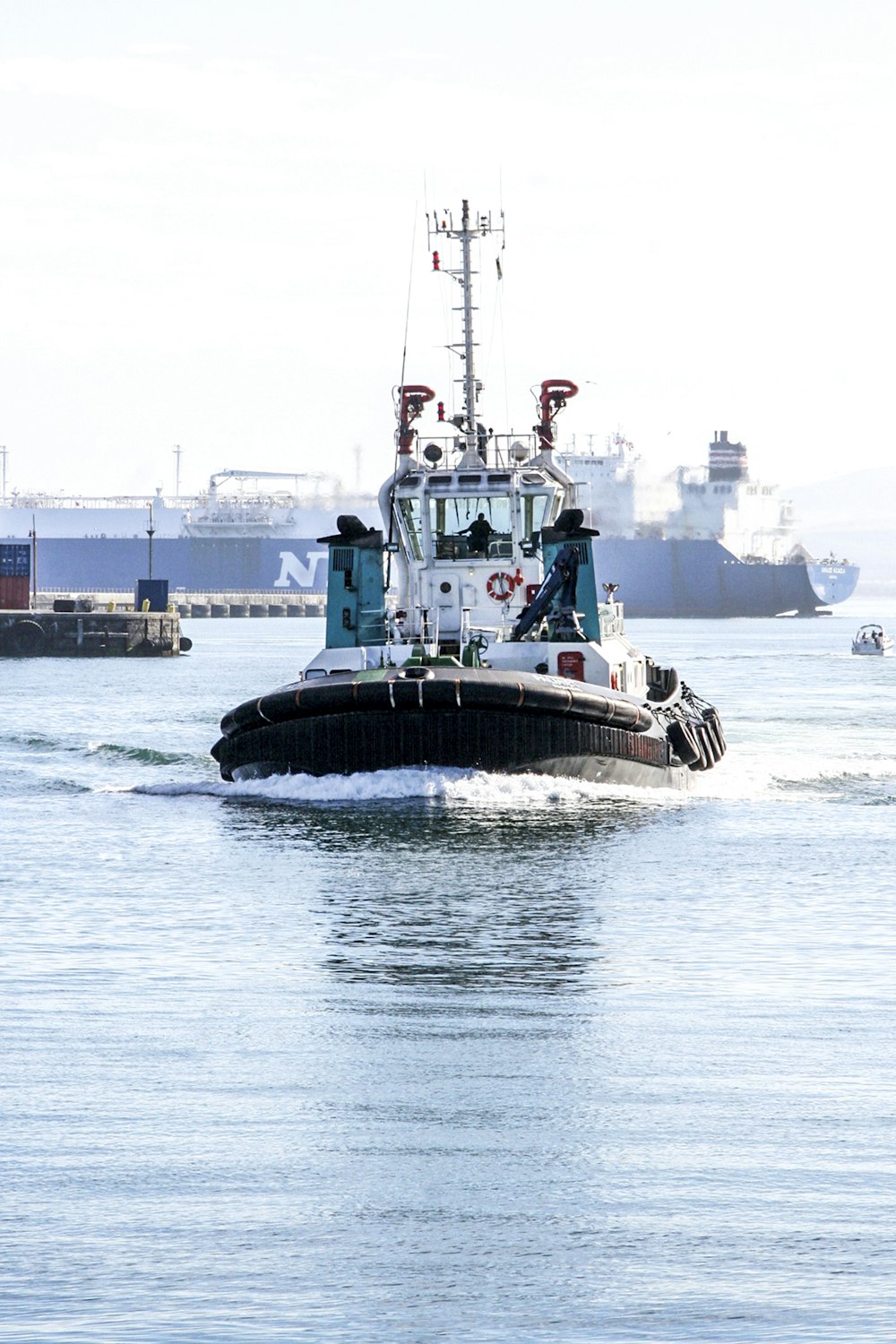 barco flotando en el agua