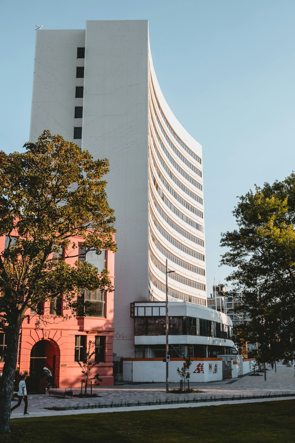 Weißes Hochhaus tagsüber