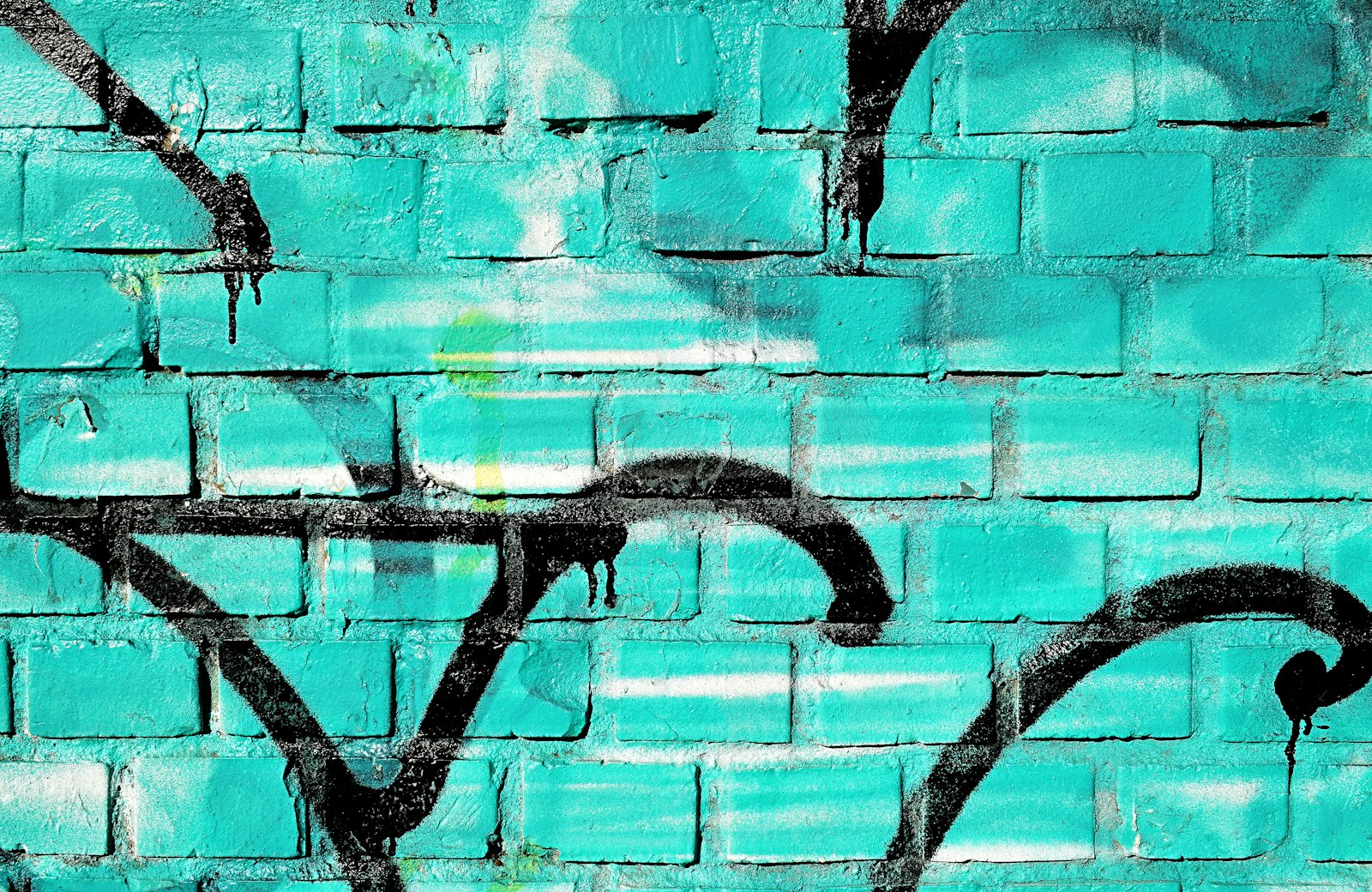 Nikon AF-S DX Nikkor 18-55mm F3.5-5.6G II sample photo. Teal and black graffiti photography