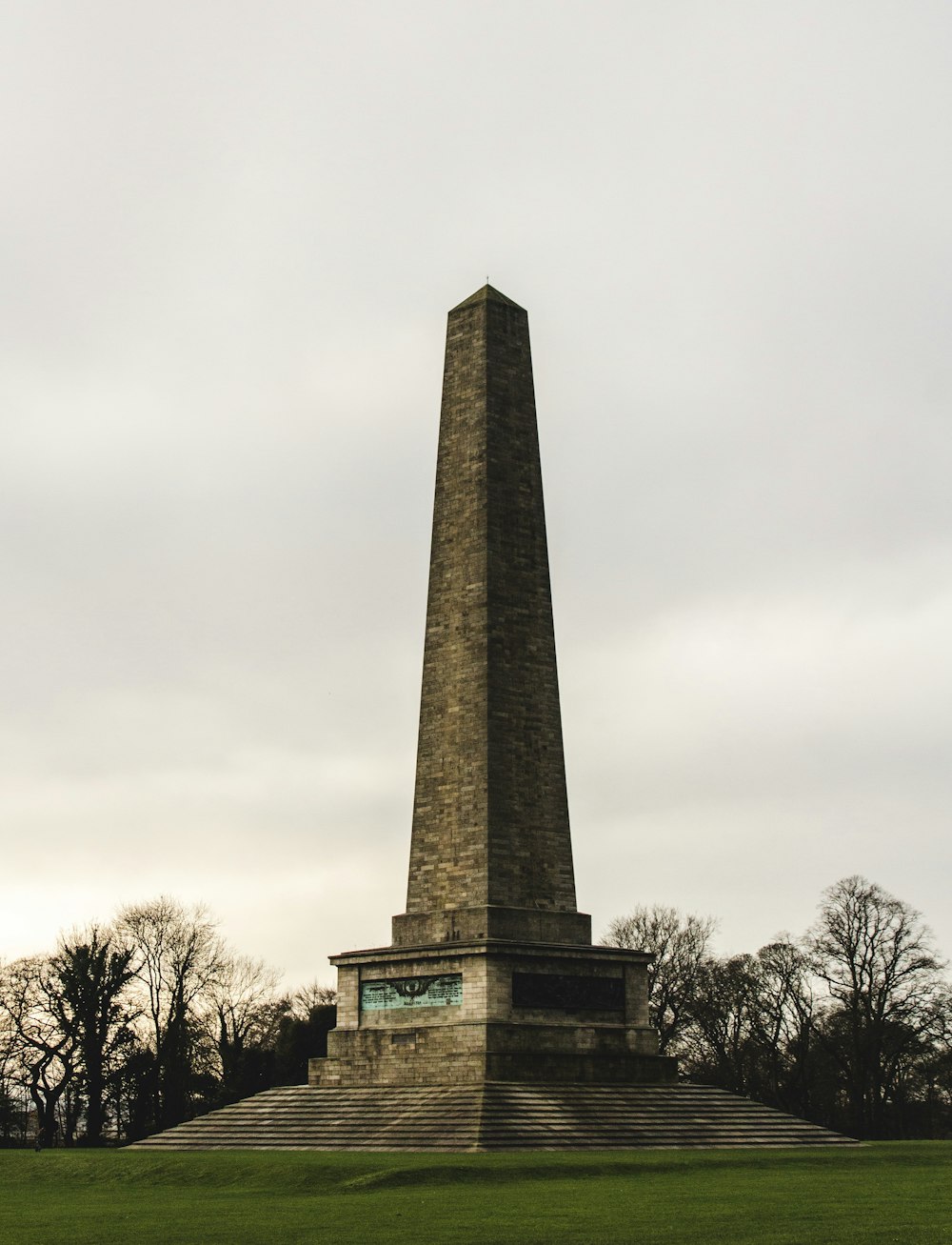 brauner Obelisk