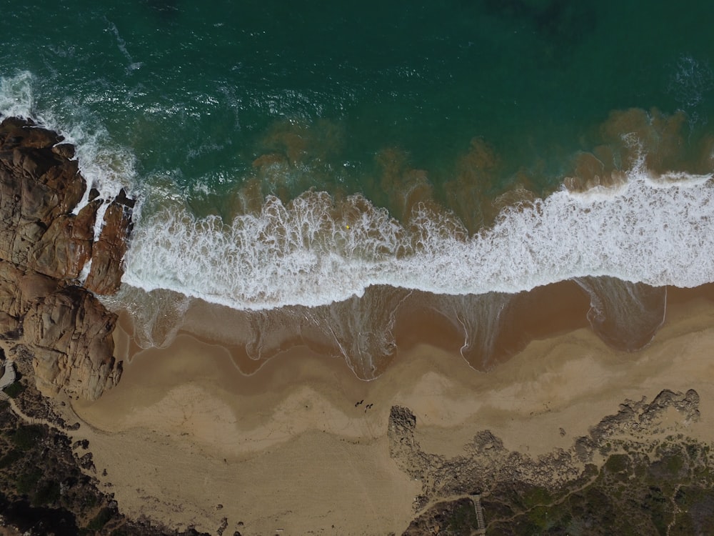 seawaves crashing on seashore during daytime