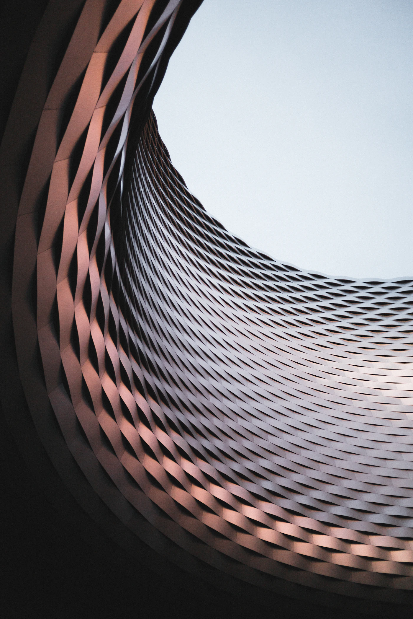 Fachada curva de um edifício moderno, com linhas que lembram ondas
