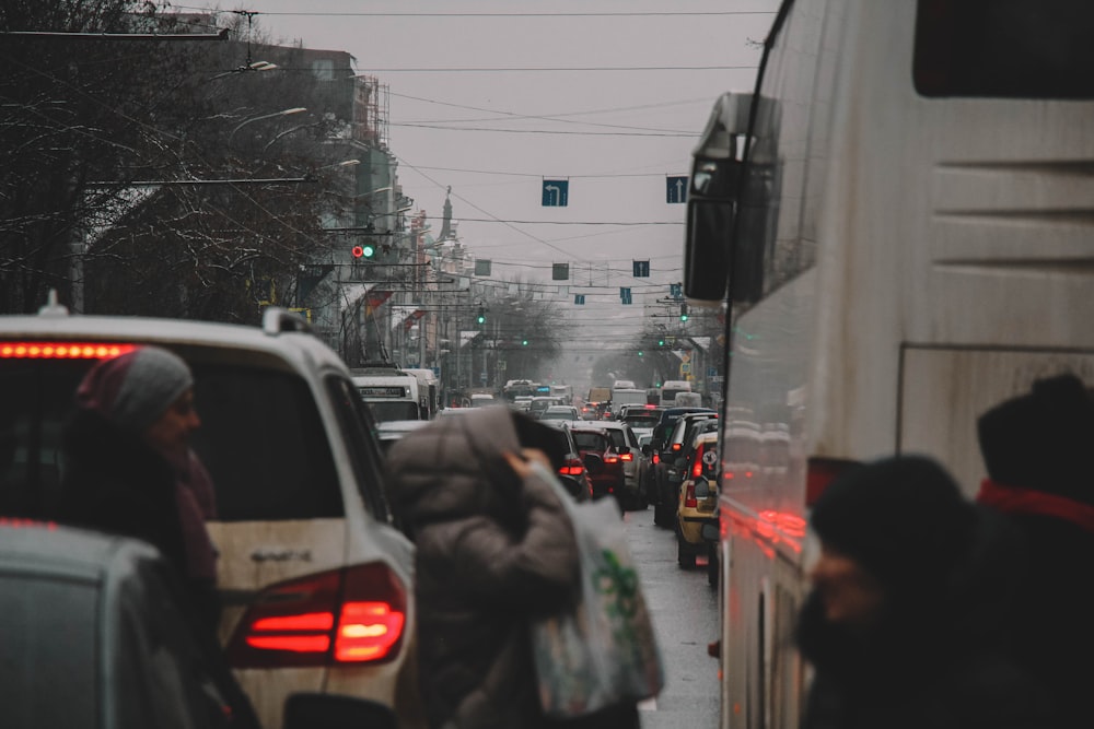 veicoli nel traffico intenso durante il giorno