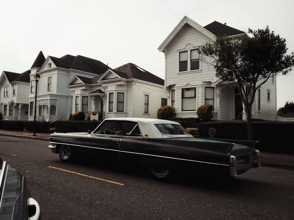 black car near white house photo – Free Image on Unsplash