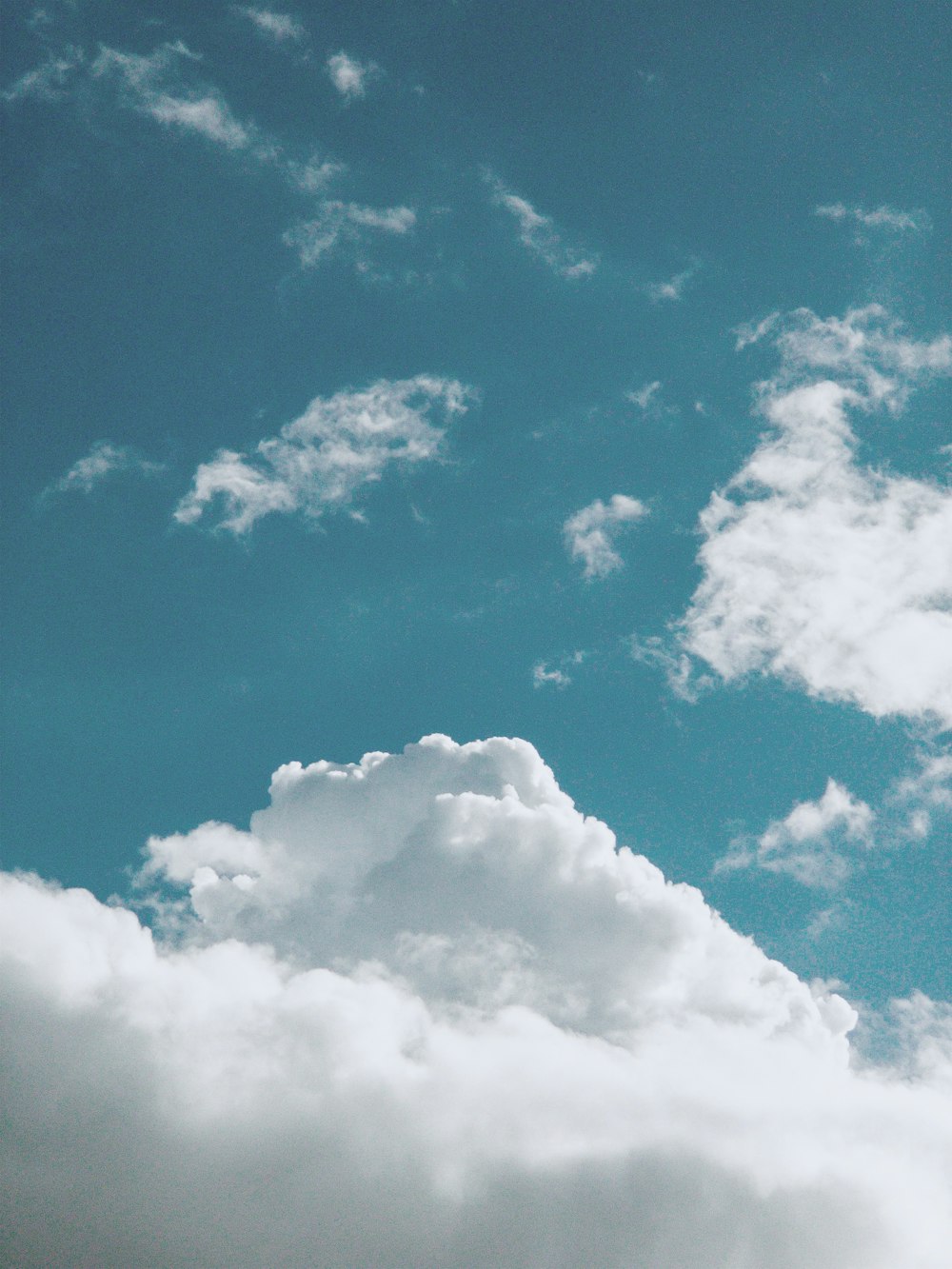 ciel bleu et nuages blancs