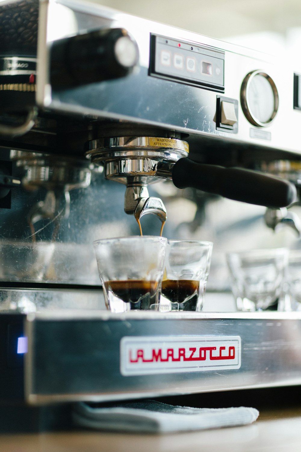 Fotografia con messa a fuoco selettiva della macchina per caffè espresso nera e grigia