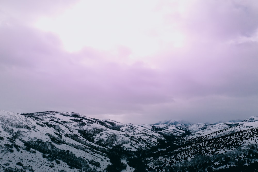 Schneebedeckter Berg tagsüber