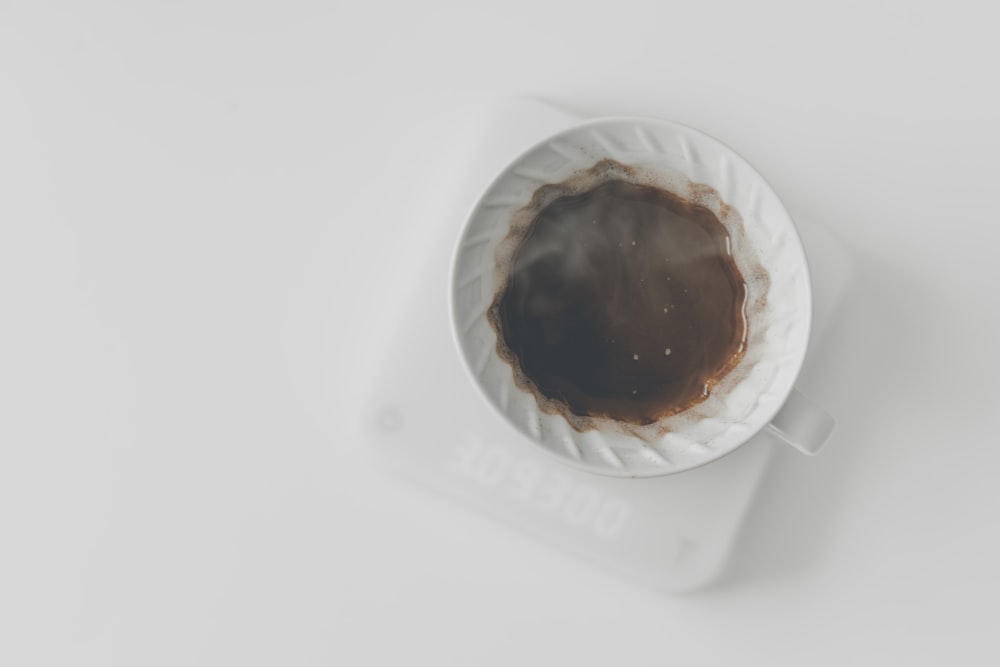 runde Kaffeetasse aus weißer Keramik
